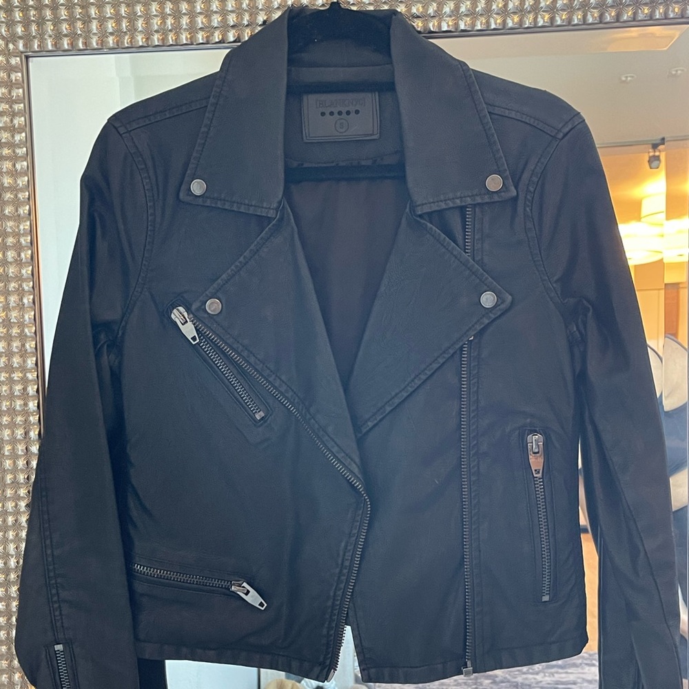 Size M all black leather jacket. I’m good conditions.